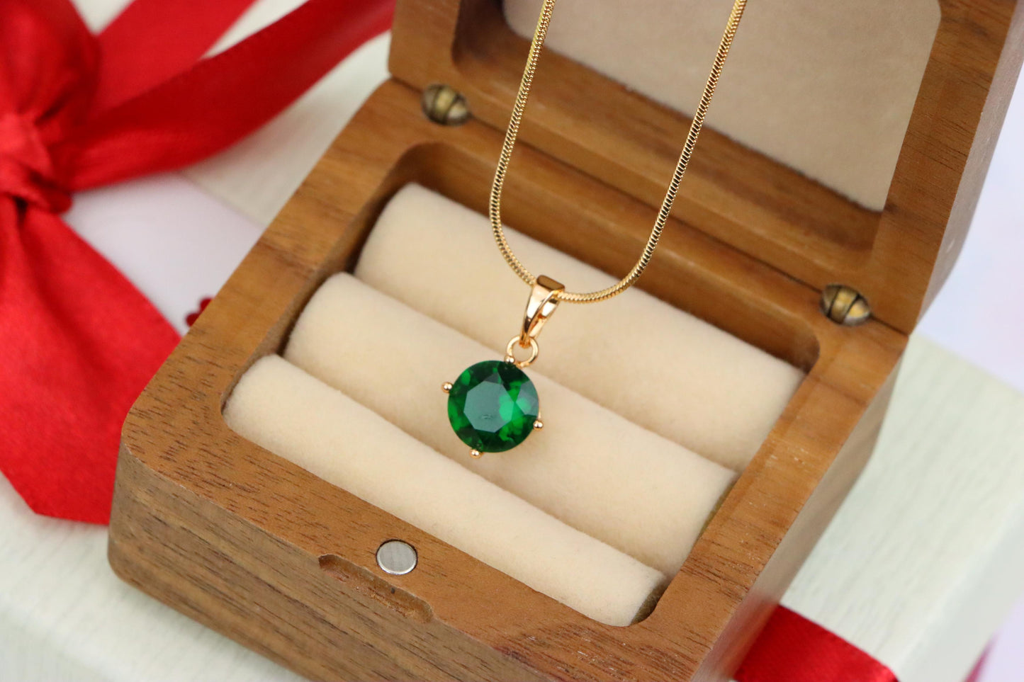 Elegant Green Pendant with Gold Plated Finish for Chic Everyday Style, XPPT1667 (2164-1)