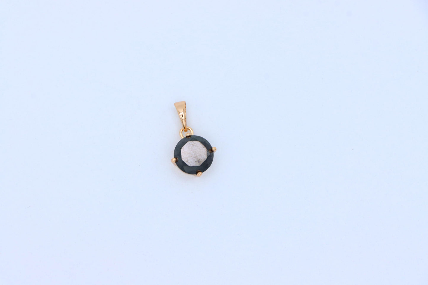 Elegant Round Black Pendant with Gold Plating for a Chic Look, XPPT1669 (2164-1)