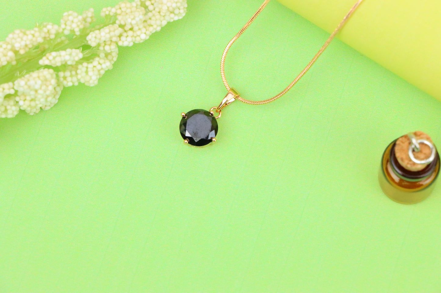 Elegant Round Black Pendant with Gold Plating for a Chic Look, XPPT1669 (2164-1)