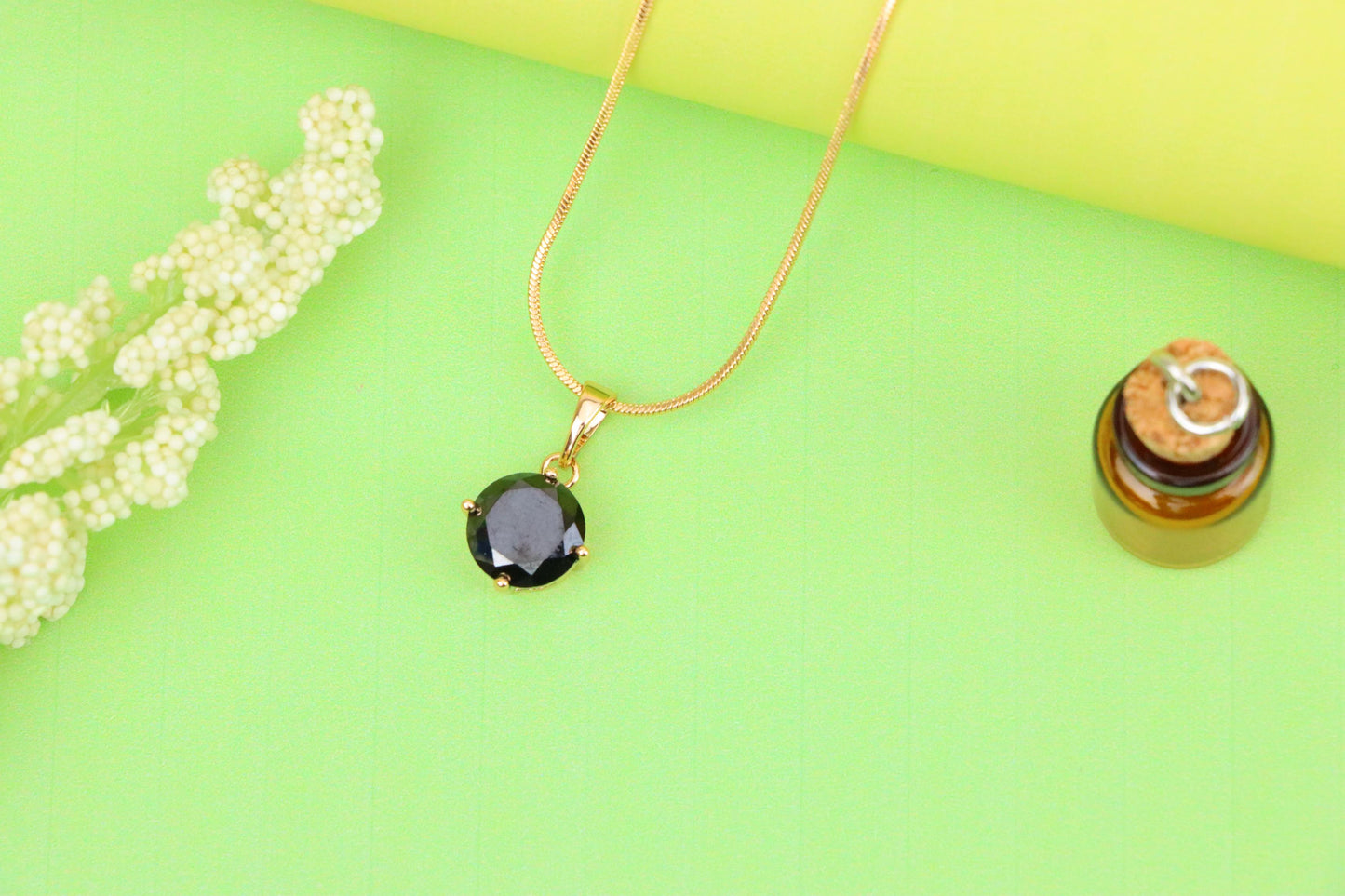 Elegant Round Black Pendant with Gold Plating for a Chic Look, XPPT1669 (2164-1)