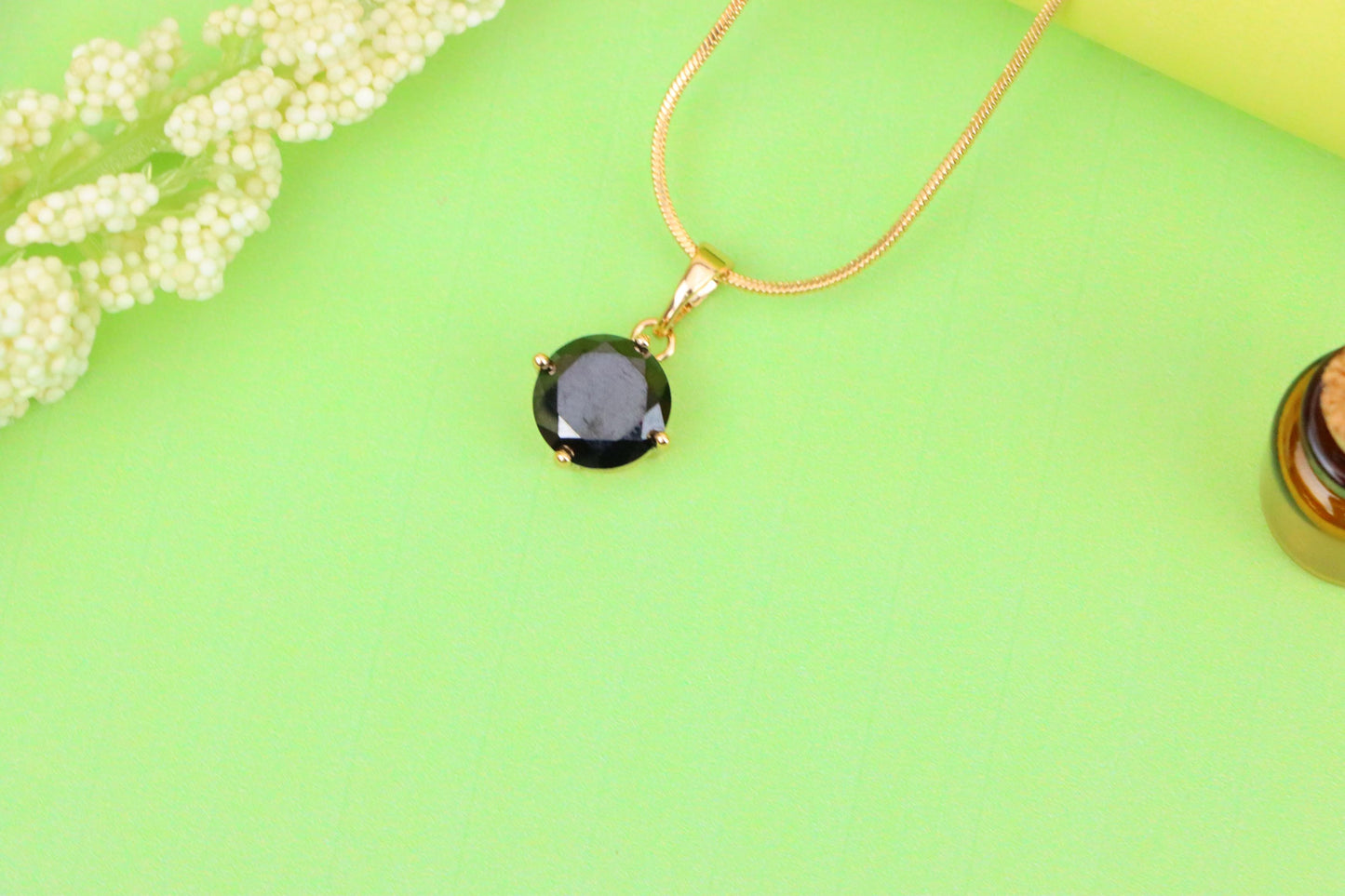 Elegant Round Black Pendant with Gold Plating for a Chic Look, XPPT1669 (2164-1)