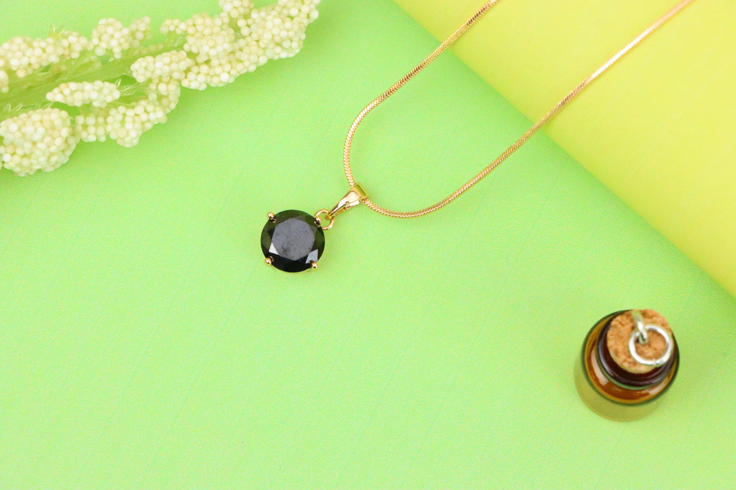 Elegant Round Black Pendant with Gold Plating for a Chic Look, XPPT1669 (2164-1)