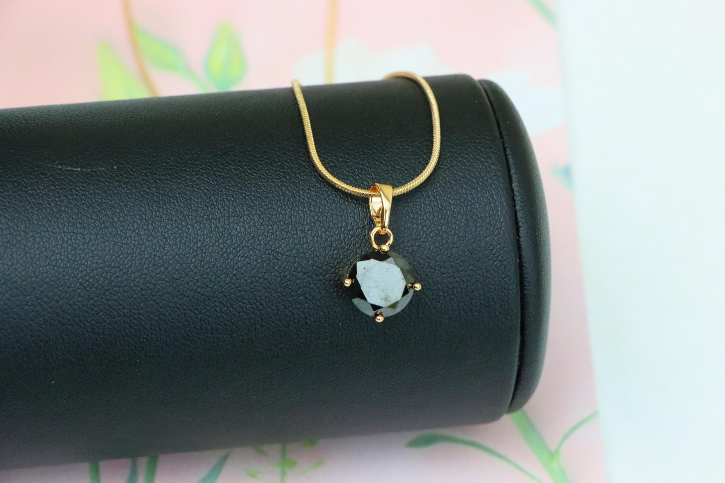 Elegant Round Black Pendant with Gold Plating for a Chic Look, XPPT1669 (2164-1)