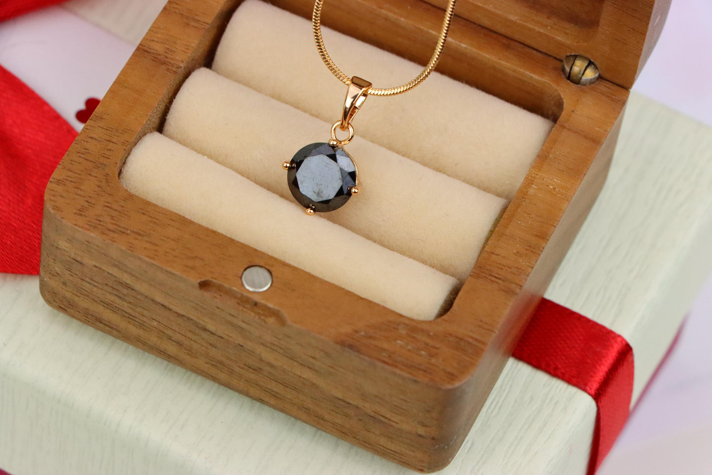 Elegant Round Black Pendant with Gold Plating for a Chic Look, XPPT1669 (2164-1)