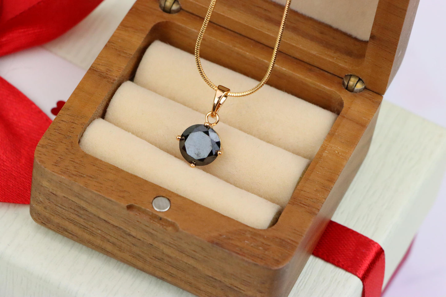Elegant Round Black Pendant with Gold Plating for a Chic Look, XPPT1669 (2164-1)