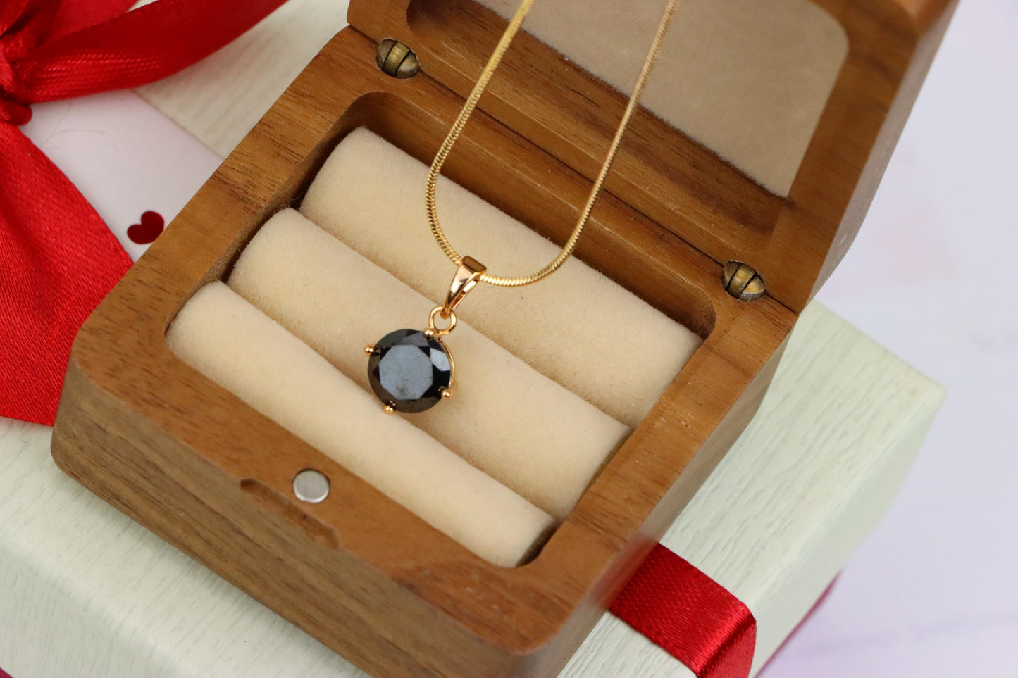 Elegant Round Black Pendant with Gold Plating for a Chic Look, XPPT1669 (2164-1)