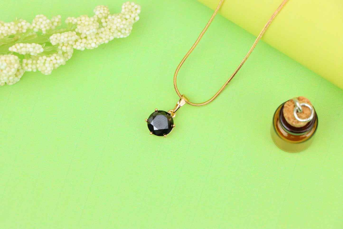 Elegant Black Round Pendant with Gold Plating for Timeless Style, XPPT1674 (2164-2)