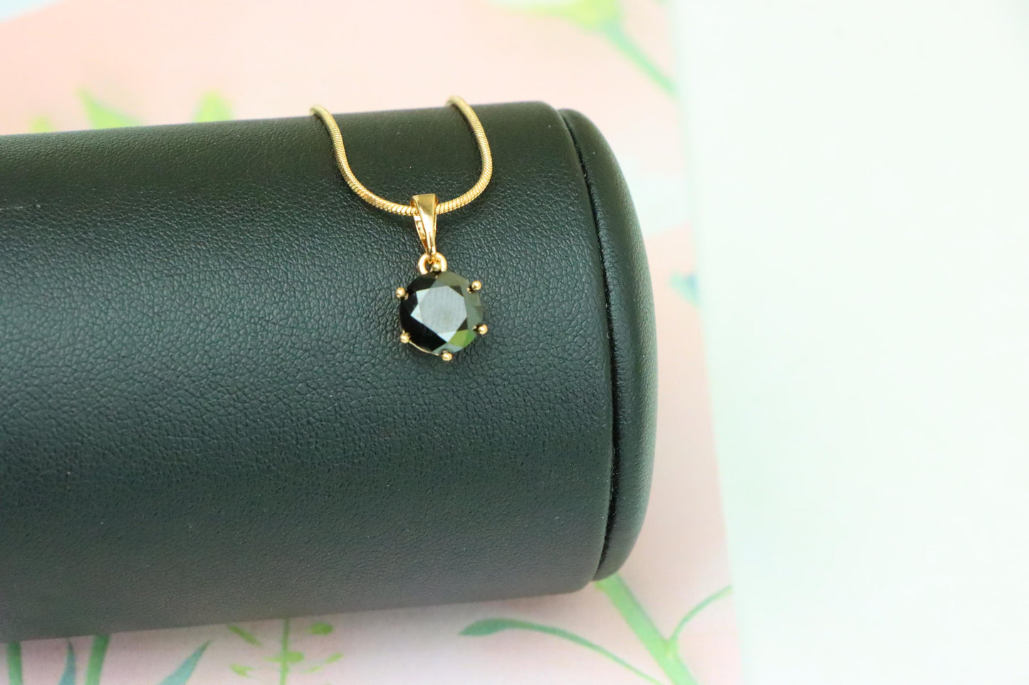 Elegant Black Round Pendant with Gold Plating for Timeless Style, XPPT1674 (2164-2)