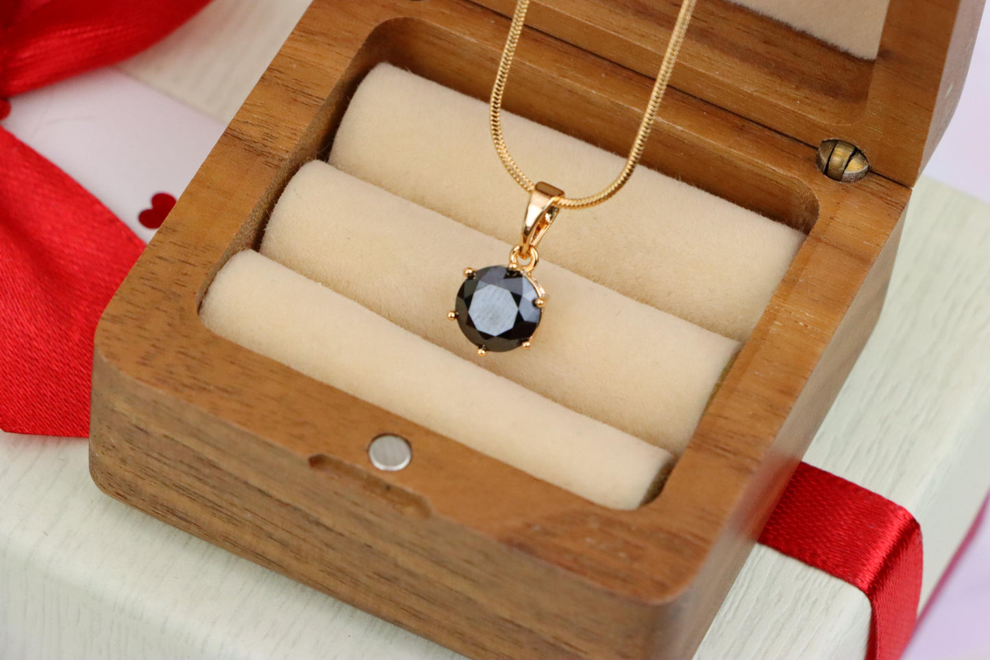 Elegant Black Round Pendant with Gold Plating for Timeless Style, XPPT1674 (2164-2)