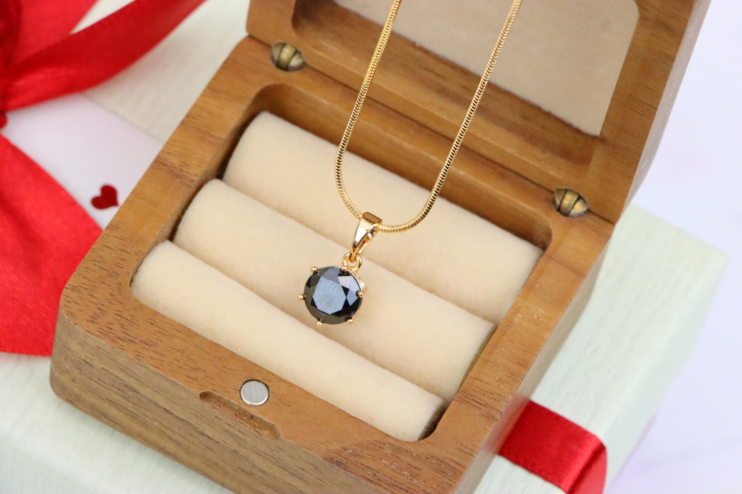 Elegant Black Round Pendant with Gold Plating for Timeless Style, XPPT1674 (2164-2)