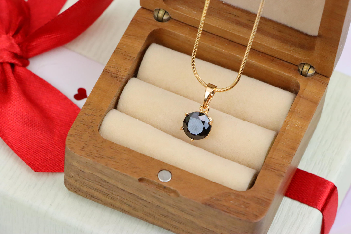 Elegant Black Round Pendant with Gold Plating for Timeless Style, XPPT1674 (2164-2)