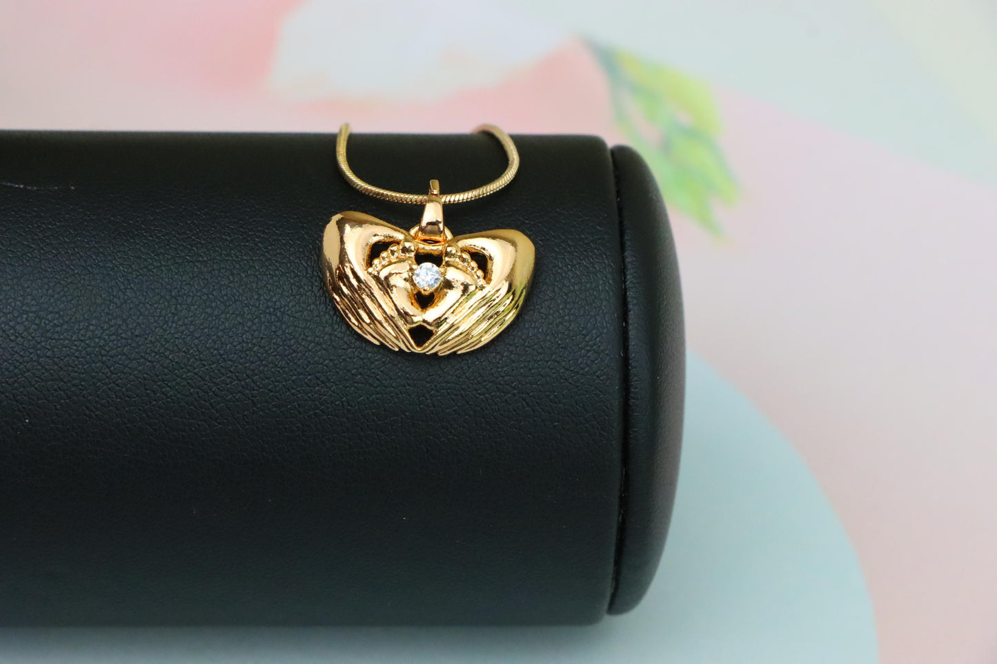 Heart-Shaped Hand Embrace Pendant with Crystal, XPPT1584 (2146-4)
