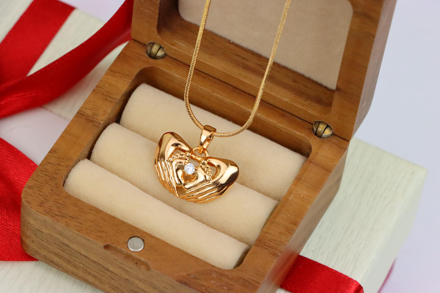 Heart-Shaped Hand Embrace Pendant with Crystal, XPPT1584 (2146-4)