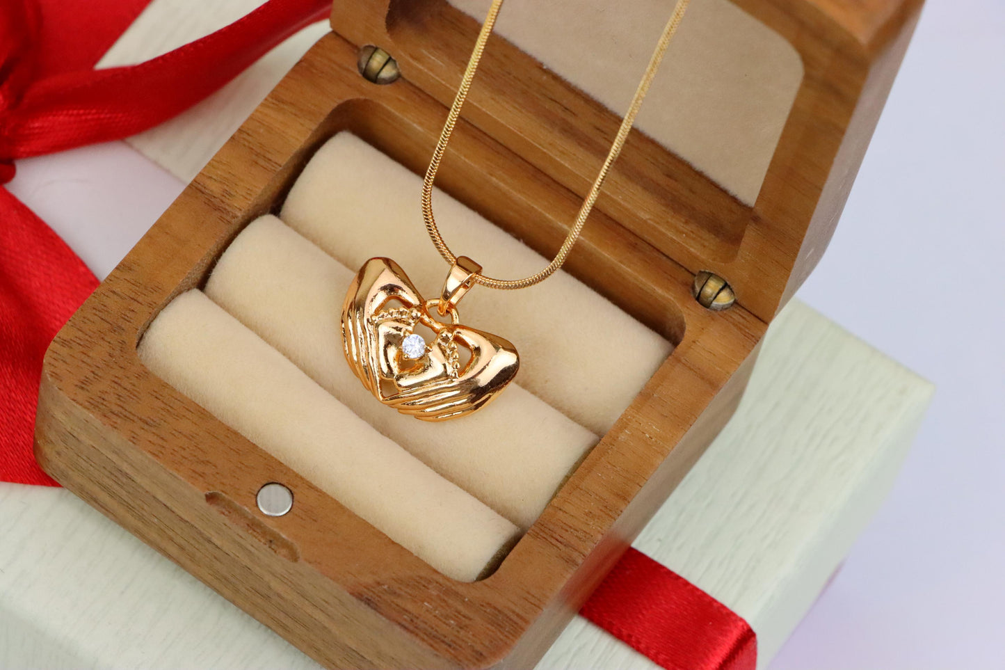 Heart-Shaped Hand Embrace Pendant with Crystal, XPPT1584 (2146-4)