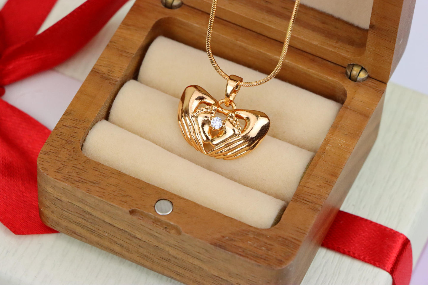 Heart-Shaped Hand Embrace Pendant with Crystal, XPPT1584 (2146-4)