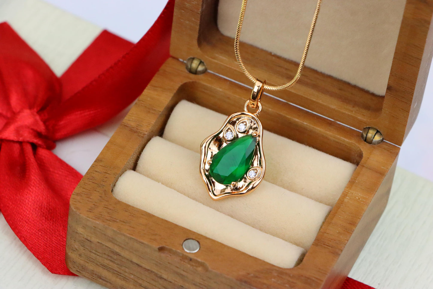 Elegant Green Teardrop Pendant with Gold Plated Artistic Frame, XPPT1732 (2162-9)