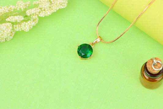 Elegant Green Pendant with Gold Plated Finish for Chic Everyday Style, XPPT1667 (2164-1)