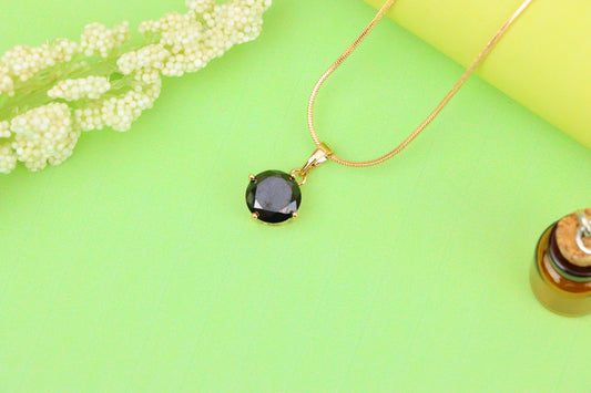 Elegant Round Black Pendant with Gold Plating for a Chic Look, XPPT1669 (2164-1)